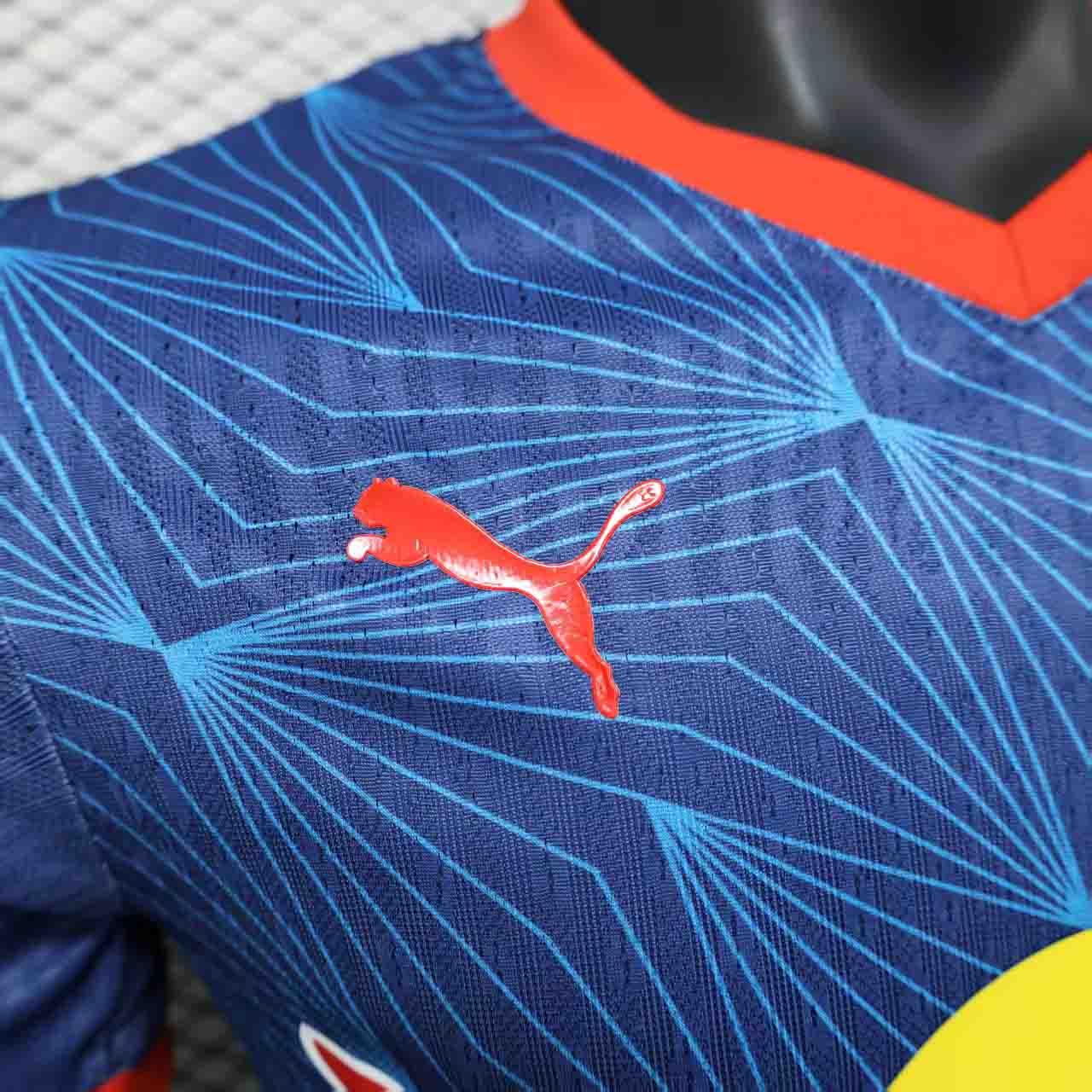 Maillot Leipzig 2025-26 Le 12 -ème Maillot, maillot de football blanc avec logos et détails en rouge et noir visible sur l'image