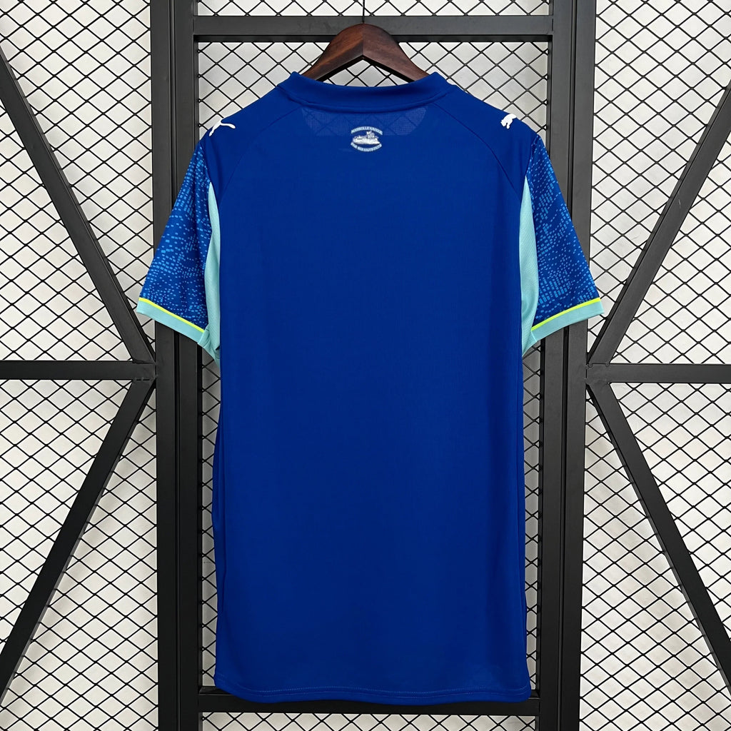 Maillot Marseille 2025-26 Le 12 -ème Maillot, maillot de football blanc avec logo et détails bleus, vue de face.