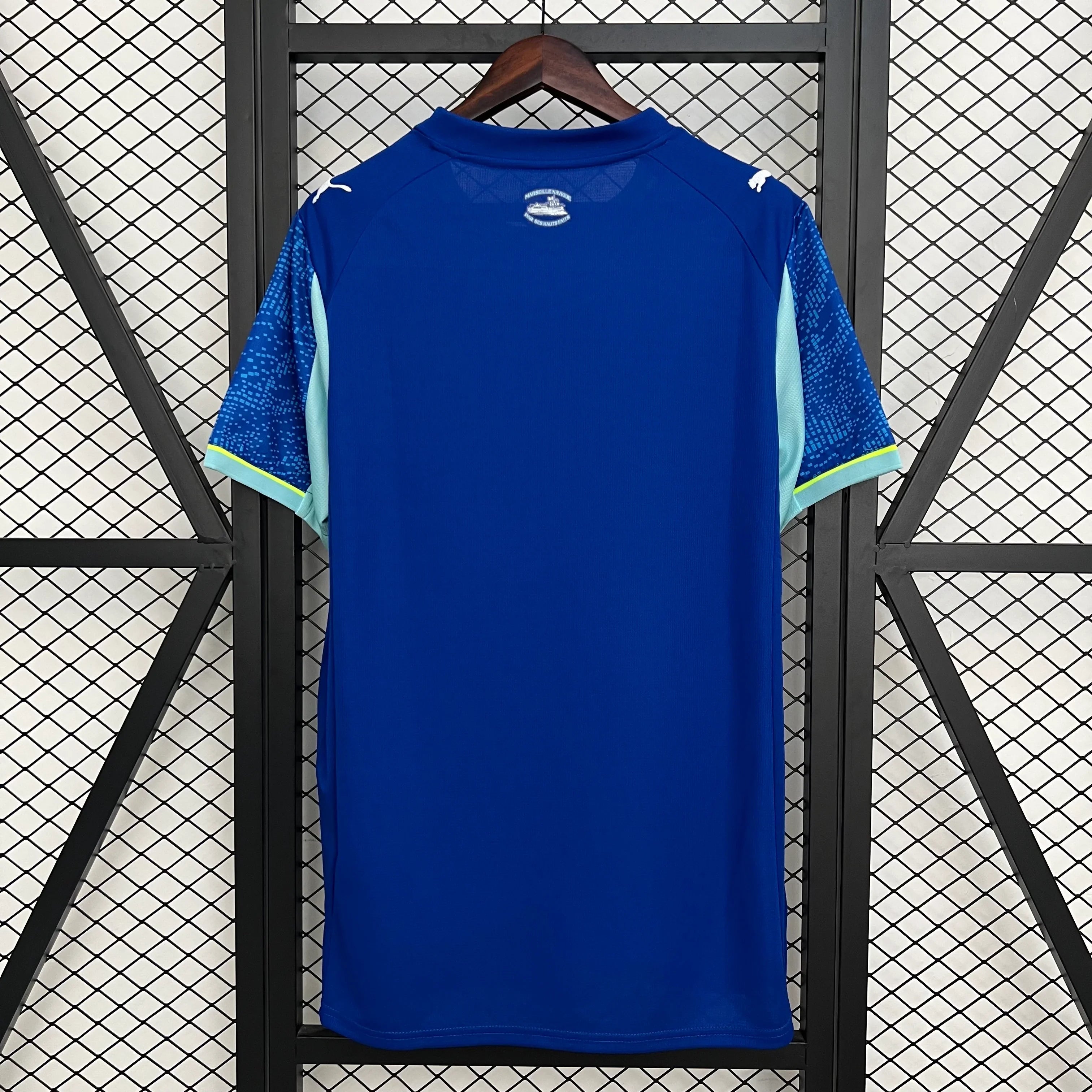 Maillot Marseille 2025-26 Le 12 -ème Maillot, maillot de football blanc avec logo et détails bleus, vue de face.