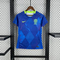 Maillot de football féminin Brésil extérieur 2025, Le 12 -ème Maillot, vue partielle du maillot avec logo et design sportif