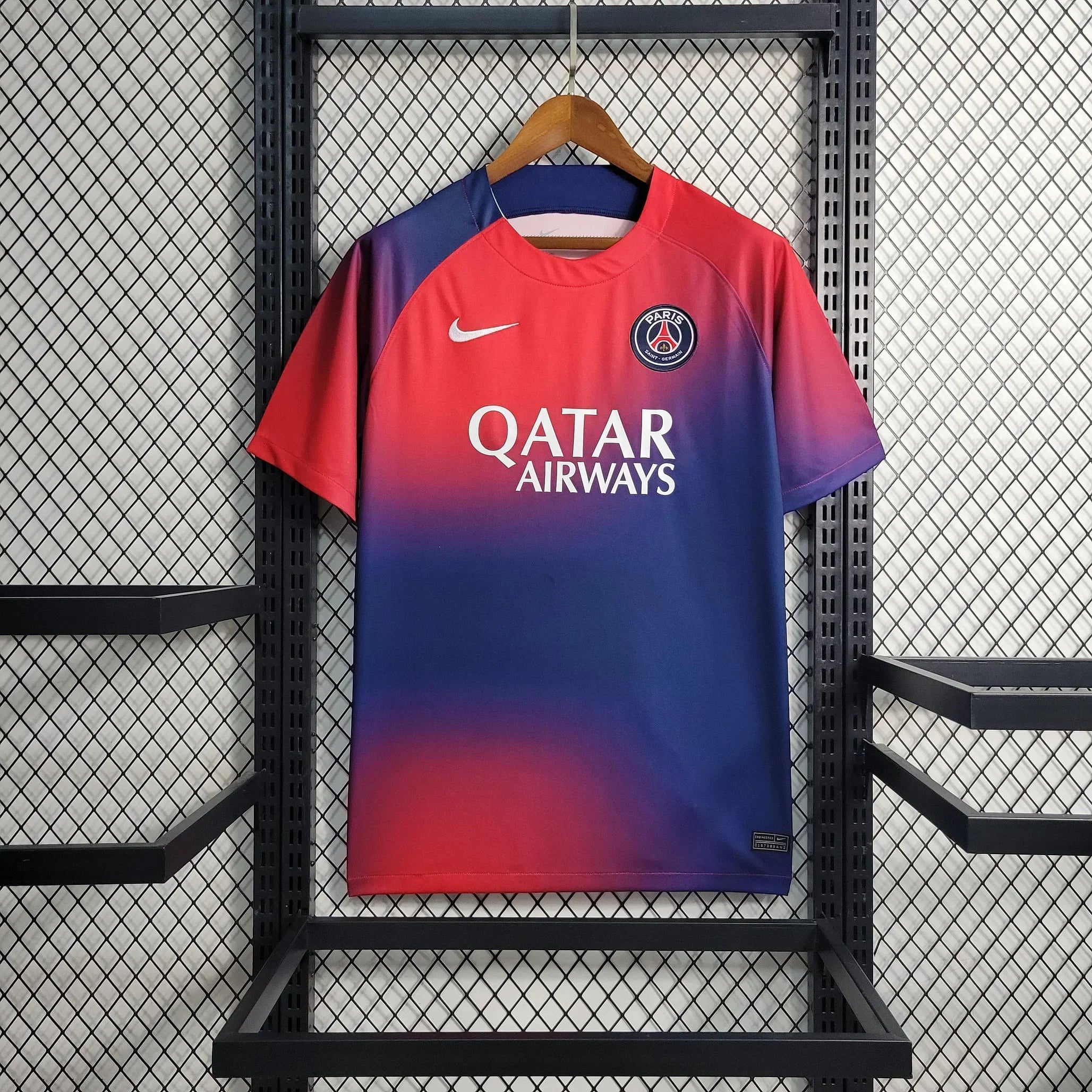 Maillot d'entraînement Le 12 -ème Maillot Paris 2023 2024, maillot sportif bleu avec logo du club, vue de face.