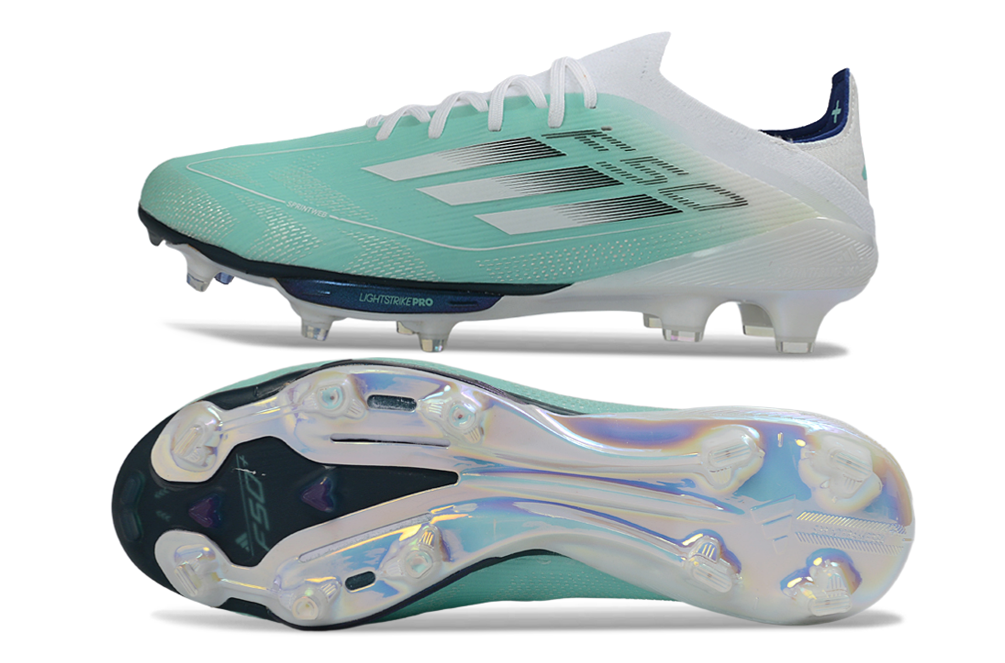 Crampons adidas F50+.1 pour football, design en acier avec semelles en caoutchouc, adaptées pour terrains en herbe.