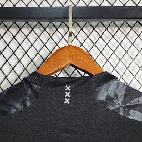 Maillot de football Ajax saison 2023-2024 édition third noir, marque Le 12 -ème Maillot, vue de face avec logo et design noir.