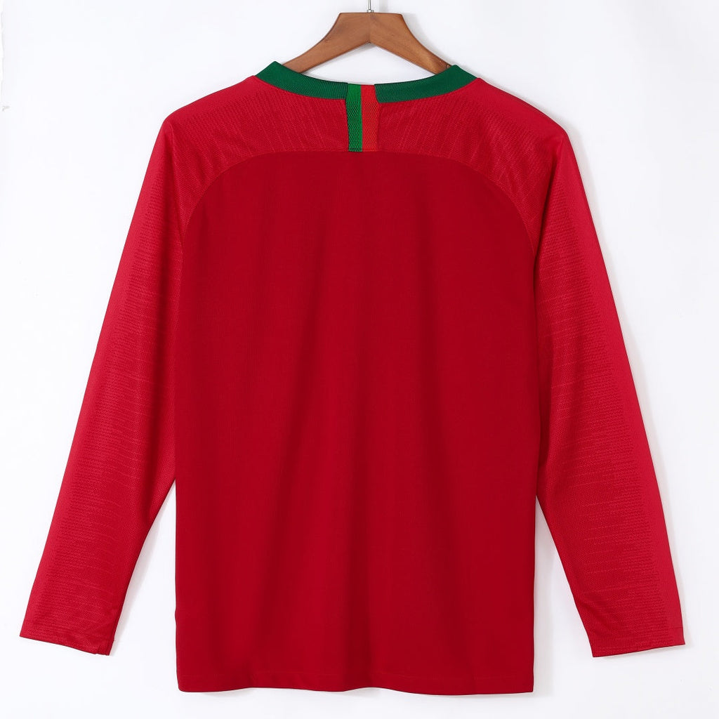 Maillot Portugal 2018 domicile rétro à manches longues, fabriqué par Le 12 -ème Maillot, porté par un mannequin.