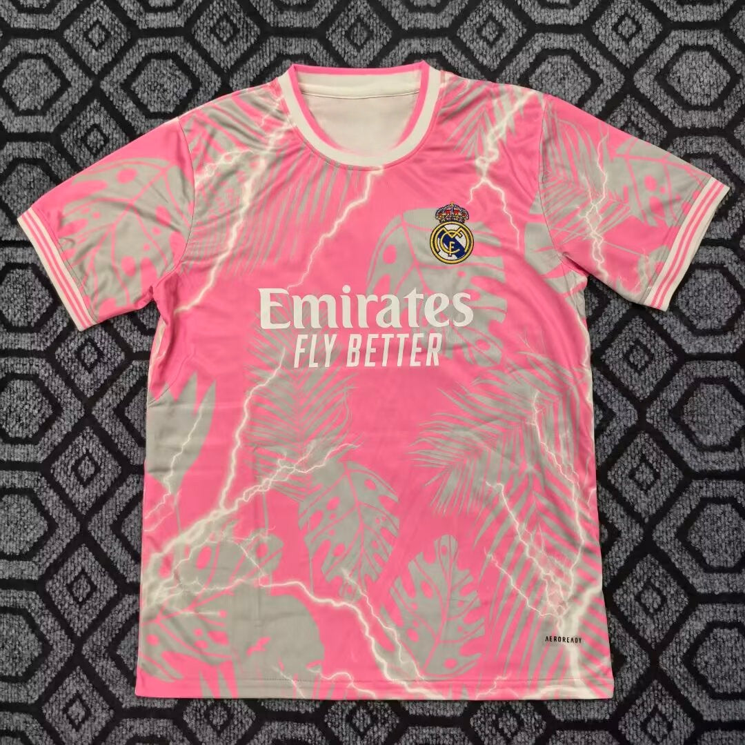 Maillot de football Real Madrid 25/26 Le 12-ème Maillot avec design rose, vue de face, tissu sportif et logo du club.