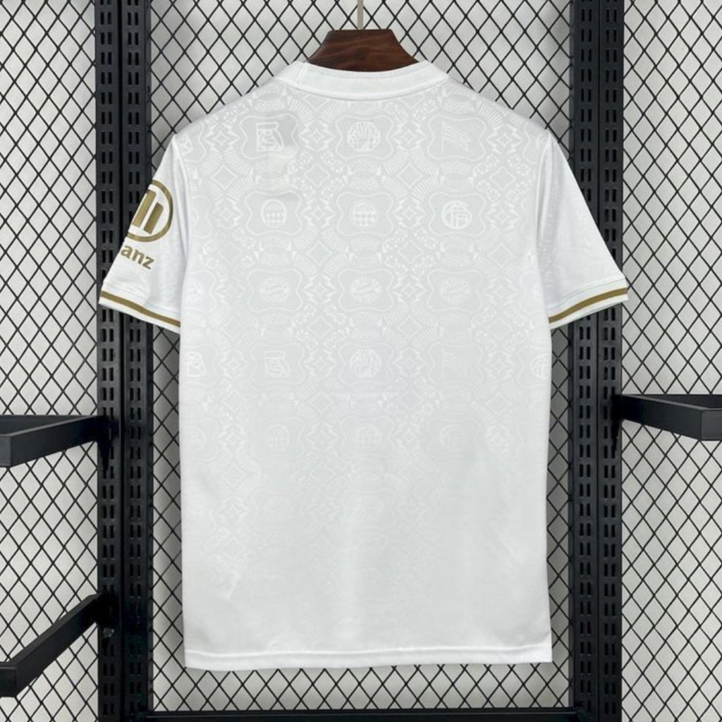 Maillot Bayern Munich 25/26 blanc Le 12 -ème Maillot, maillot de football pour la saison 2025/2026, vue de face.