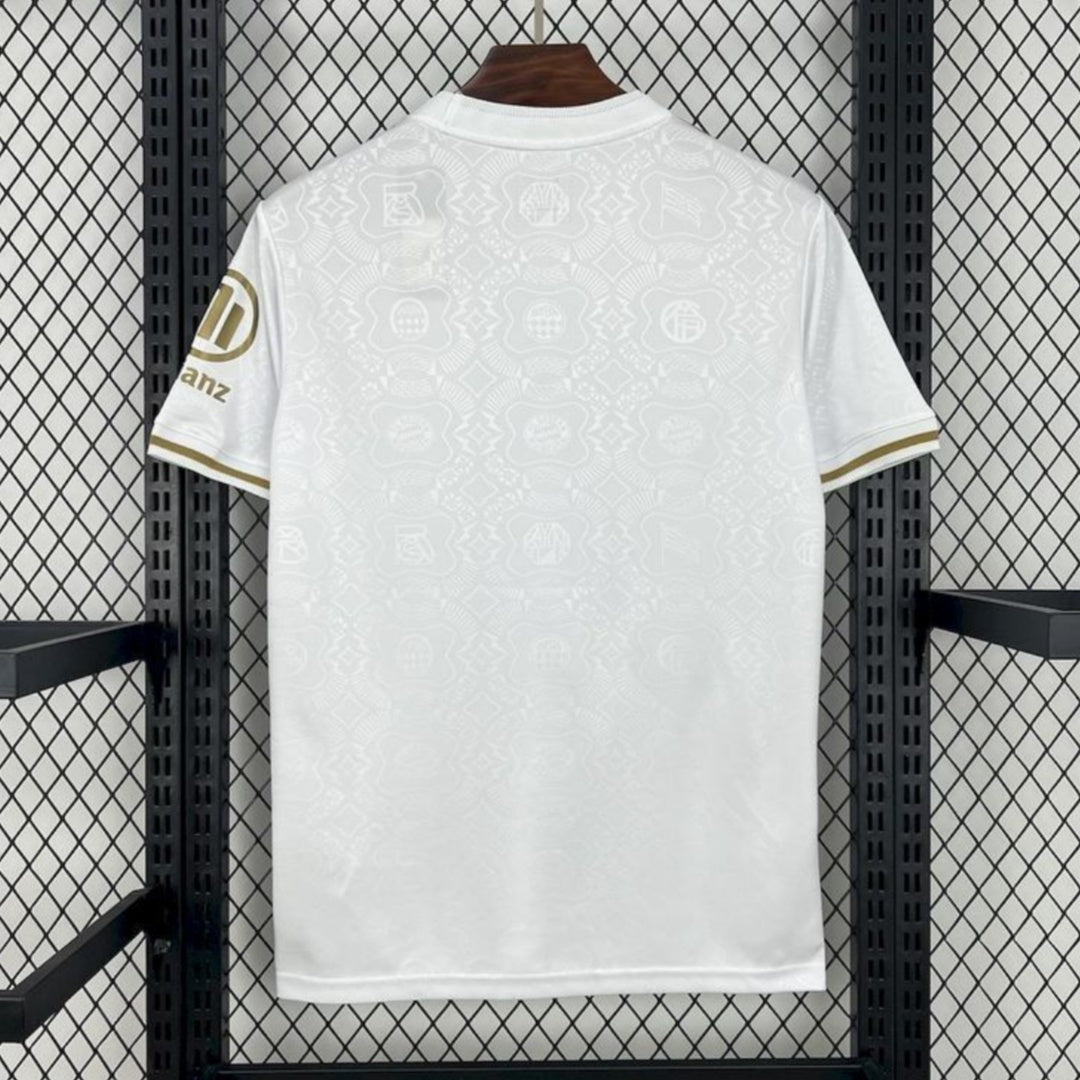 Maillot Bayern Munich 25/26 blanc Le 12 -ème Maillot, maillot de football pour la saison 2025/2026, vue de face.