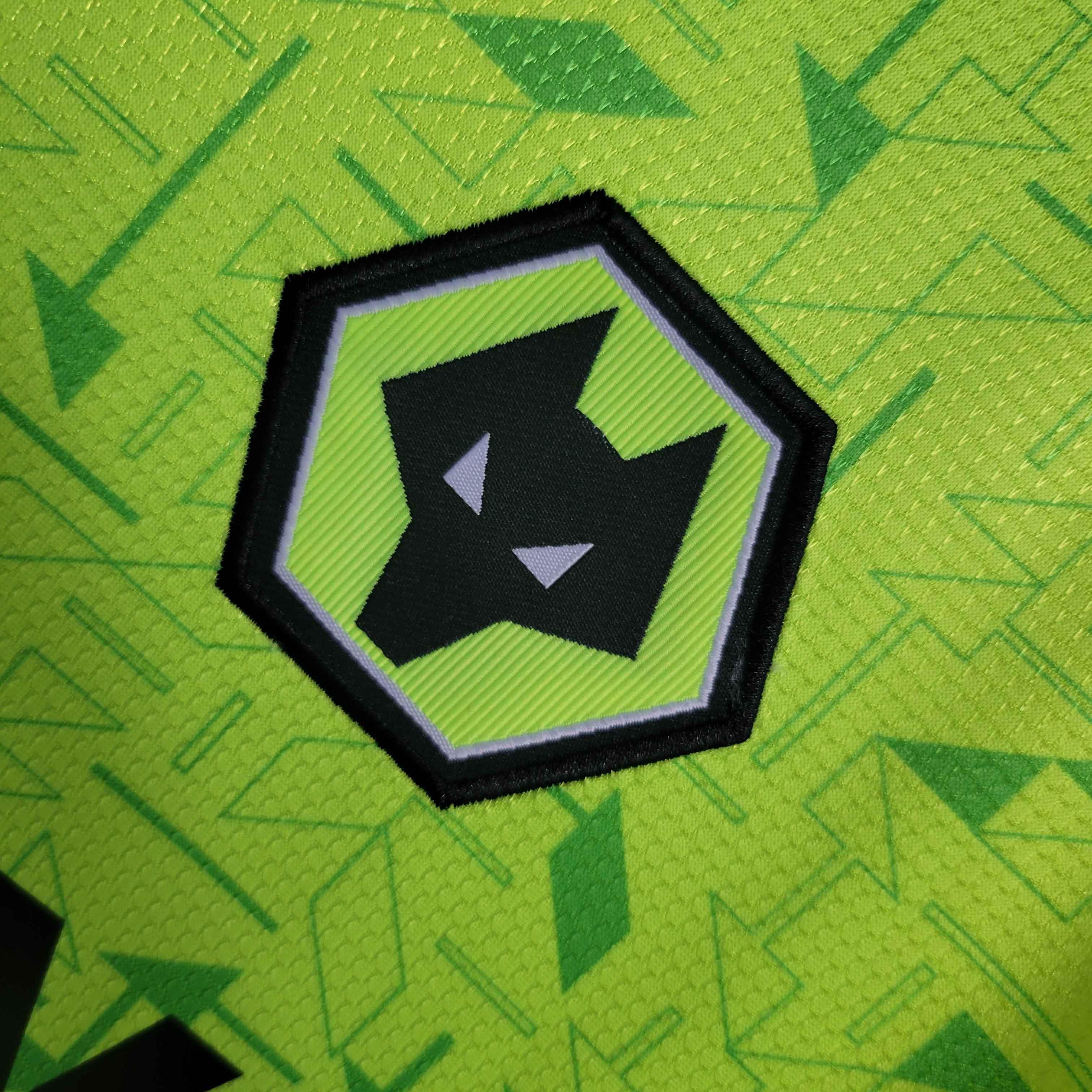 Maillot extérieur Wolves 2023-24 de Le 12 -ème, vue du devant avec logo et détails sportifs.