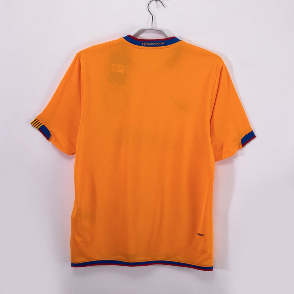 Maillot extérieur rétro du FC Barcelone 2006-2007, marque Le 12, en tissu bleu avec logo et détails du club.
