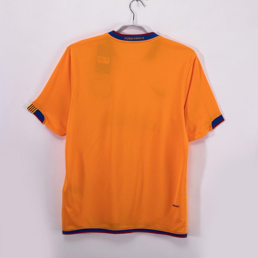 Maillot extérieur rétro du FC Barcelone 2006-2007, marque Le 12, en tissu bleu avec logo et détails du club.