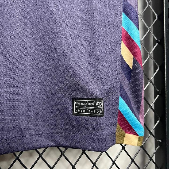 Maillot domicile de l'Angleterre pour l'Euro 2024, fabriqué par Le 12 -ème Maillot, avec les couleurs traditionnelles anglaises.