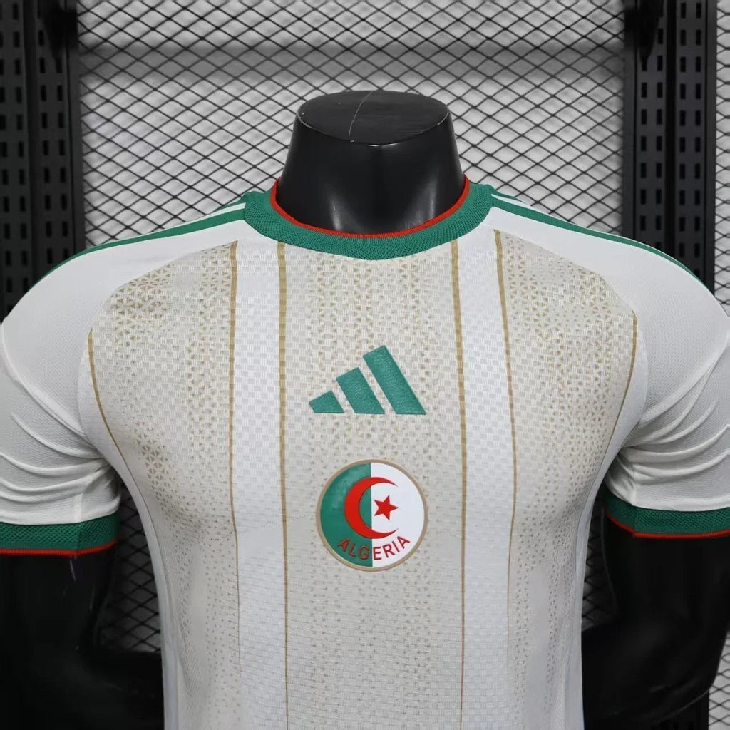 Maillot de l'Algérie pour la Coupe du Monde 2026, marque Le 12 -ème Maillot, vue de face avec logo et design traditionnel.