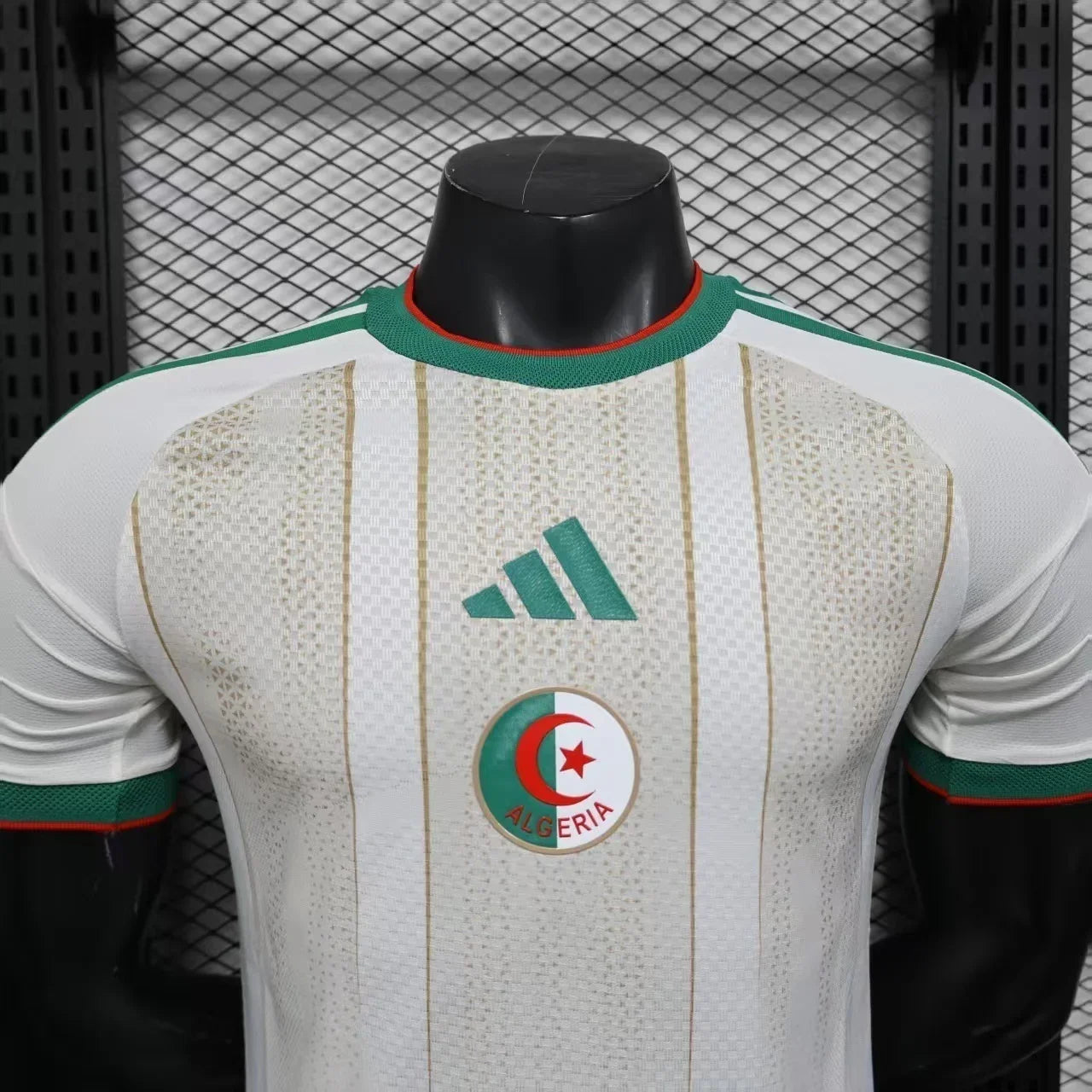 Maillot de l'Algérie pour la Coupe du Monde 2026, marque Le 12 -ème Maillot, vue de face avec logo et design traditionnel.