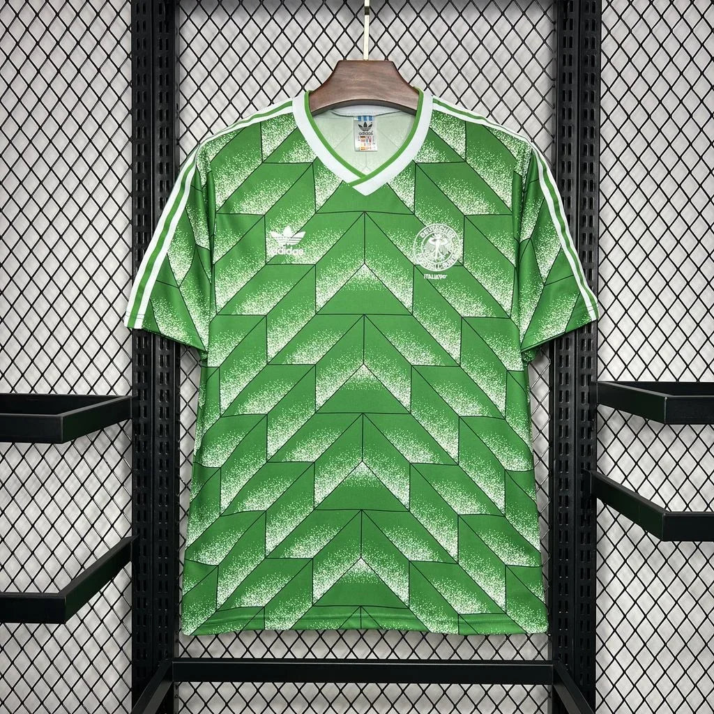 Maillot Allemagne football 1990 rétro Le 12 -ème Maillot, maillot de sport avec logo et design vintage visible.