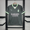 Maillot 24/25 AC Milan Le 12 -ème Maillot, maillot de football rouge et noir avec logo et détails du club, devant.
