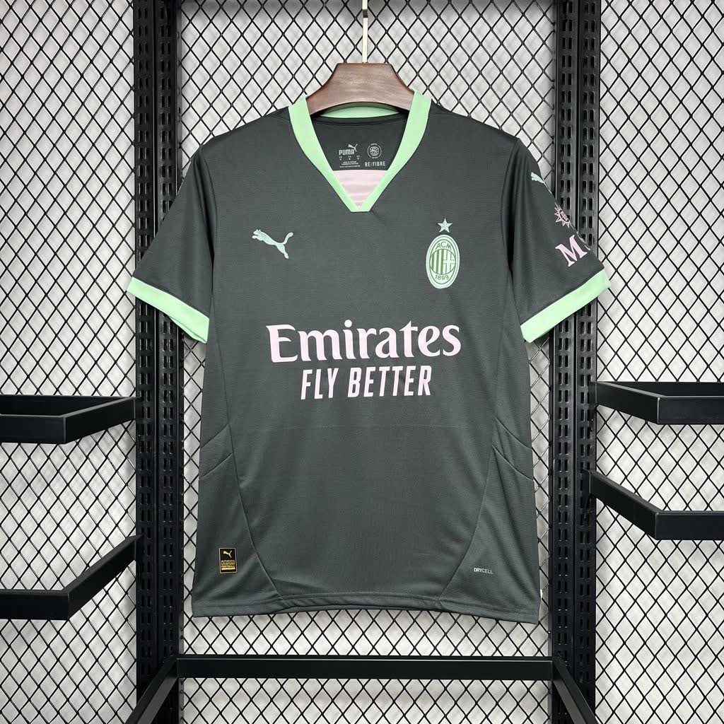 Maillot 24/25 AC Milan Le 12 -ème Maillot, maillot de football rouge et noir avec logo et détails du club, devant.