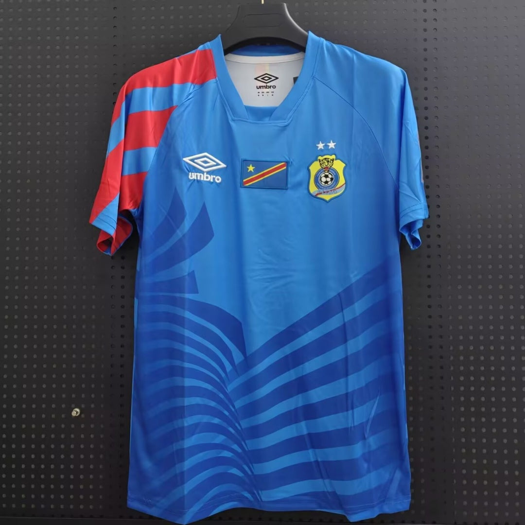Maillot domicile 24/25 du Congo de la marque Le 12 -ème Maillot, vue front avec logo et détails du design rouge et vert.