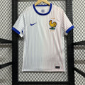 Maillot extérieur de l'équipe de France 2023-2024, marque Le 12 -ème Maillot, avec logo et détails en bleu et blanc.