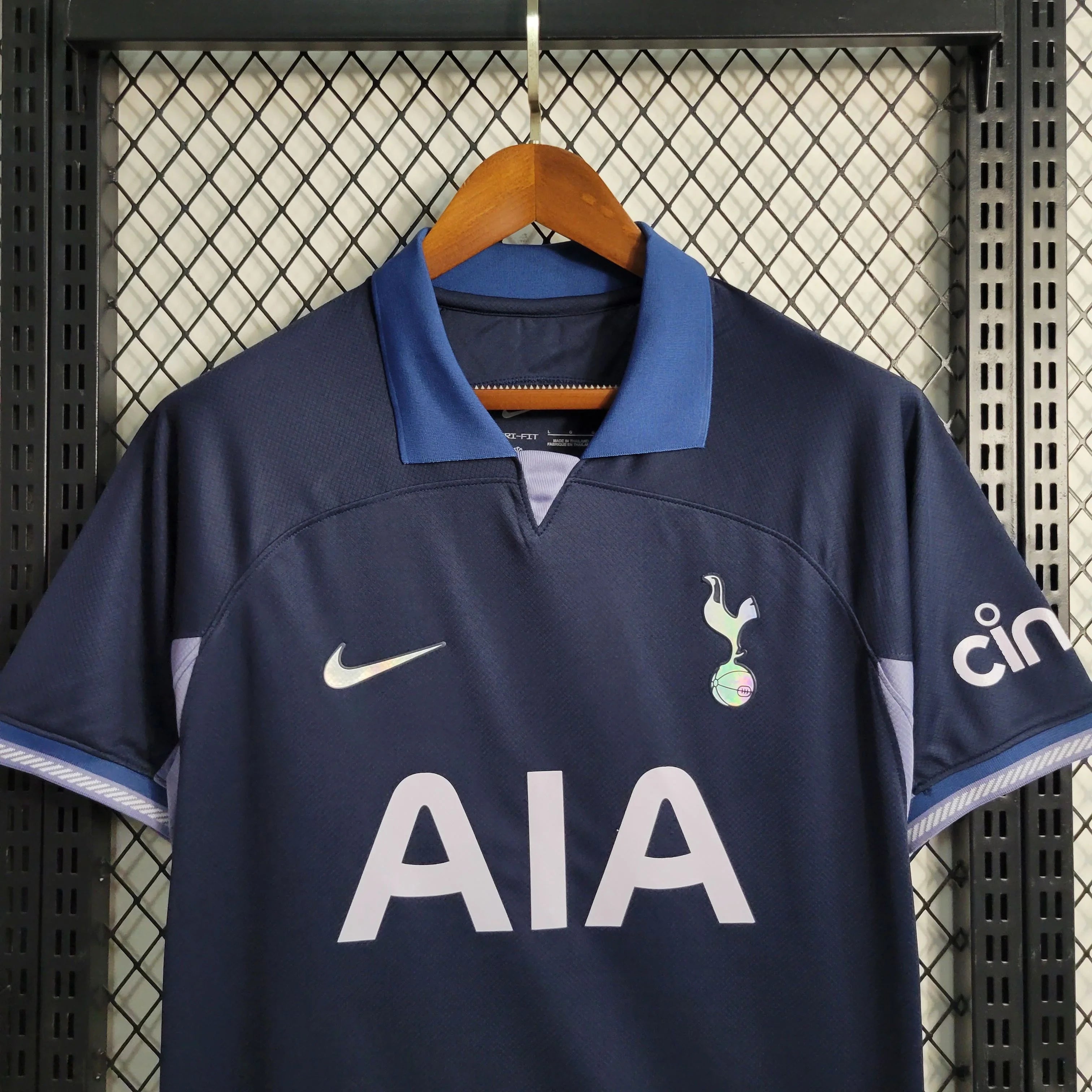 Maillot extérieur Tottenham 2023-24 Le 12 -ème Maillot, jersey de football avec logo et détails colorés.