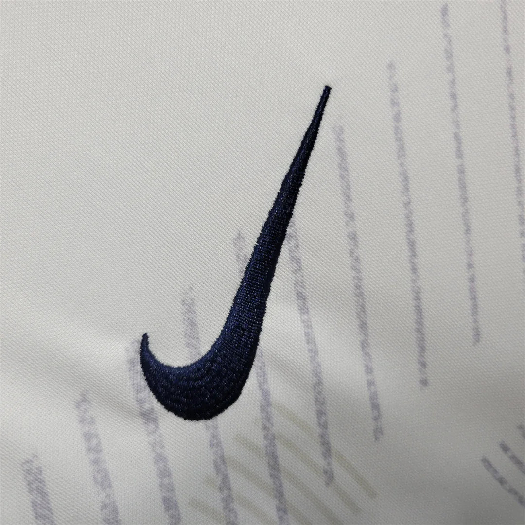 Maillot Tottenham Manches longues 2023-24 de Le 12 -ème Maillot, vue de face, détails du logo et design sportif.