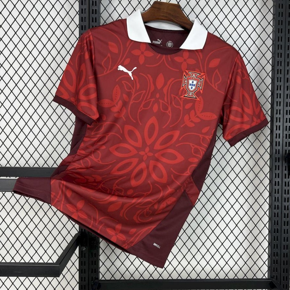 Maillot Portugal 25/26 rouge Le 12 -ème Maillot, maillot de football avec logo Portugal et détails rouges visibles.