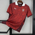 Maillot Portugal 25/26 rouge Le 12 -ème Maillot, maillot de football avec logo Portugal et détails rouges visibles.