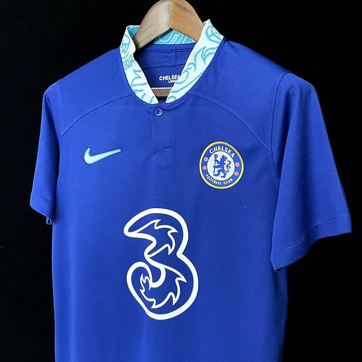 Maillot de football Chelsea 2022/23 Le 12 -ème Maillot, maillot bleu avec logo et détails de l'équipe sur le devant.
