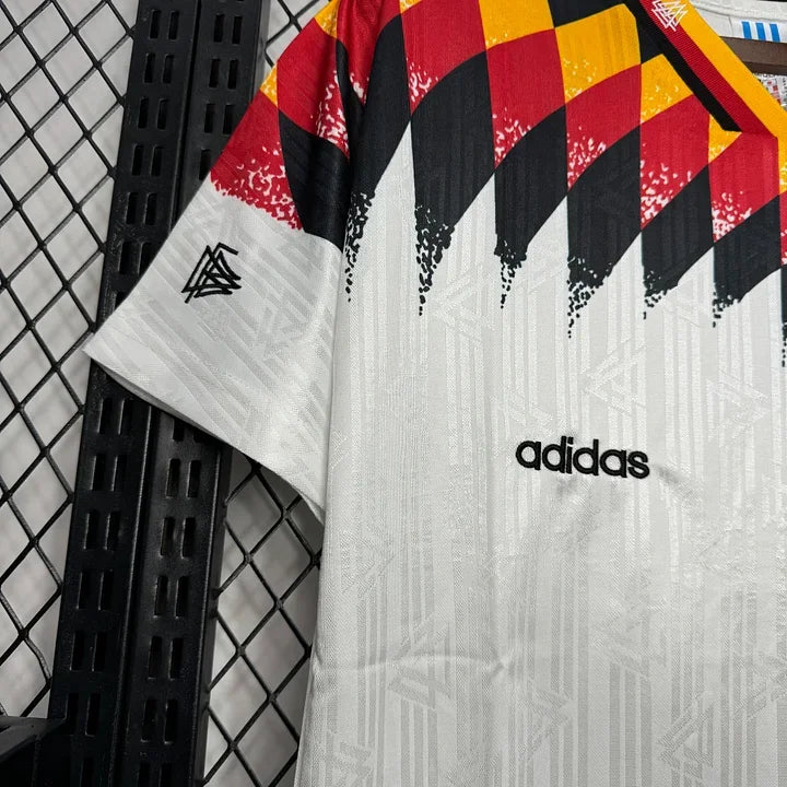 Maillot rétro Allemagne 1994 Le 12, maillot de football vintage avec couleurs nationales, vue de face.
