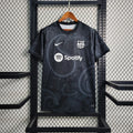 Maillot FC Barcelone saison 2023-2024 édition spéciale, sportwear Le 12 -ème Maillot, avec logo et design unique visible en image.
