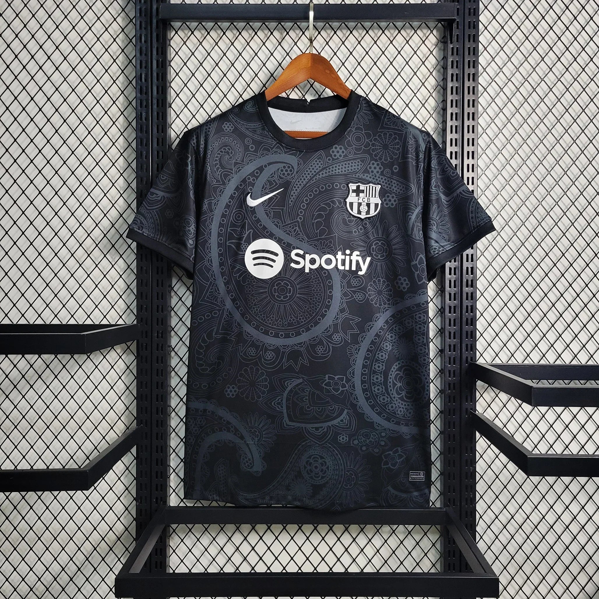 Maillot FC Barcelone saison 2023-2024 édition spéciale, sportwear Le 12 -ème Maillot, avec logo et design unique visible en image.