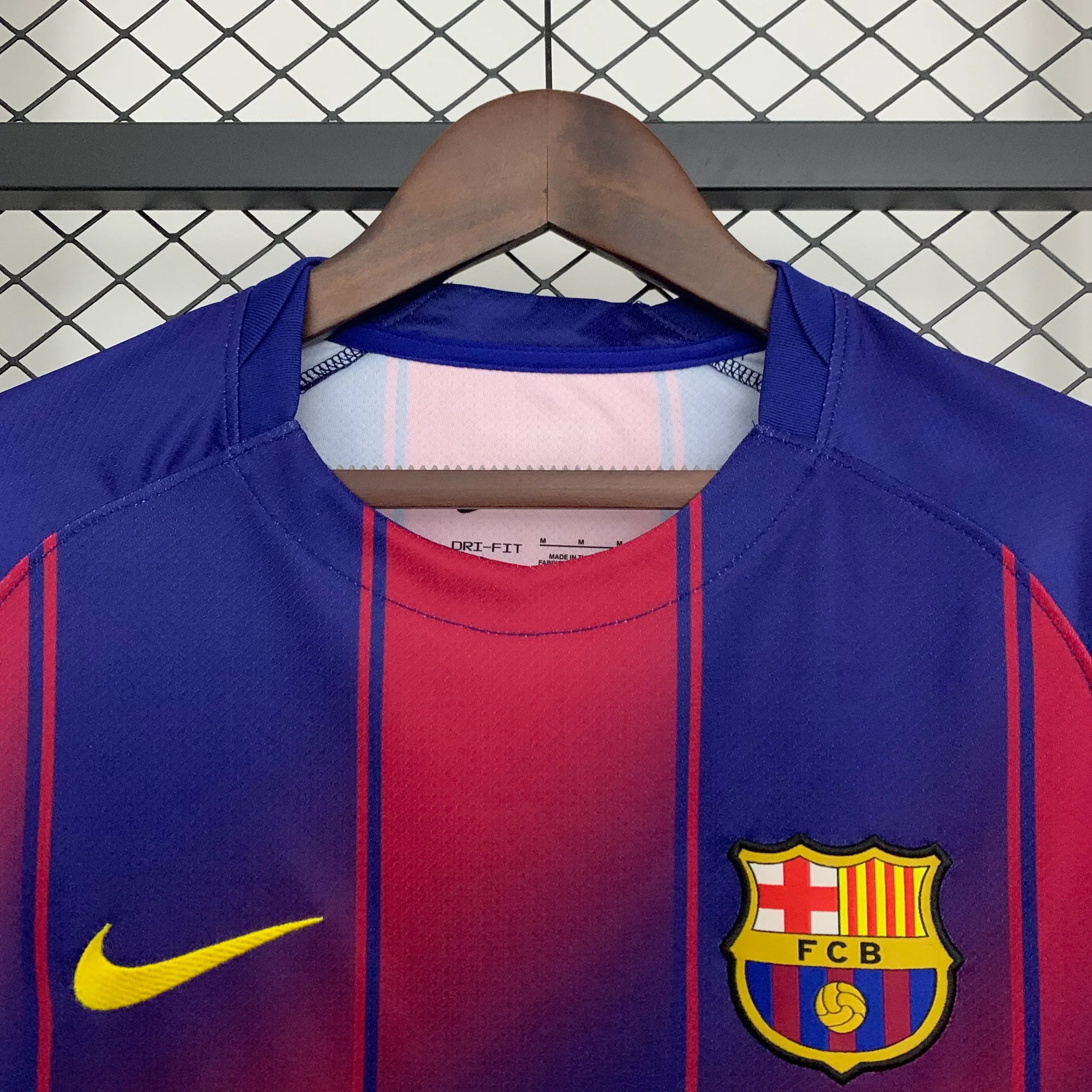 Maillot domicile FC Barcelone 2025/26 Le 12 -ème Maillot, maillot de football bleu avec logo et détails du club.