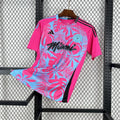 Maillot de football Inter Miami pour enfants 25-26 ans, marque Le 12-ème Maillot, vue frontale en tissu léger.