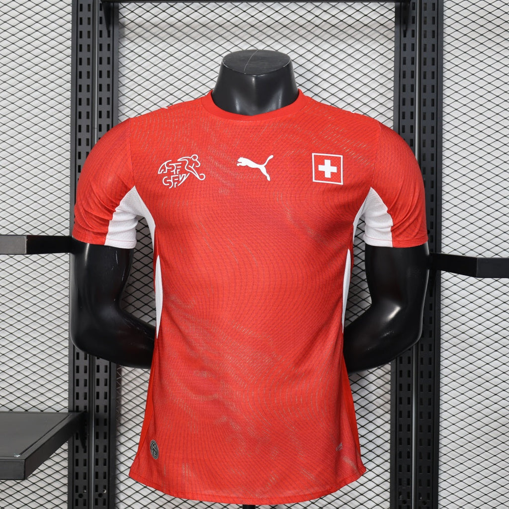Maillot domicile 25/26 Suisse Le 12-ème Maillot, maillot de football rouge avec logo de la Suisse et détails du joueur.