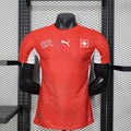 Maillot domicile 25/26 Suisse Le 12-ème Maillot, maillot de football rouge avec logo de la Suisse et détails du joueur.