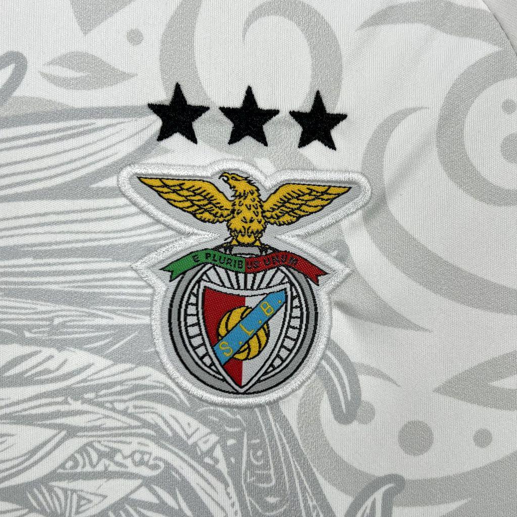 Maillot Benfica 2024-25 Le 12 -ème Maillot, maillot de football avec logo et couleurs officielles du club portugais.