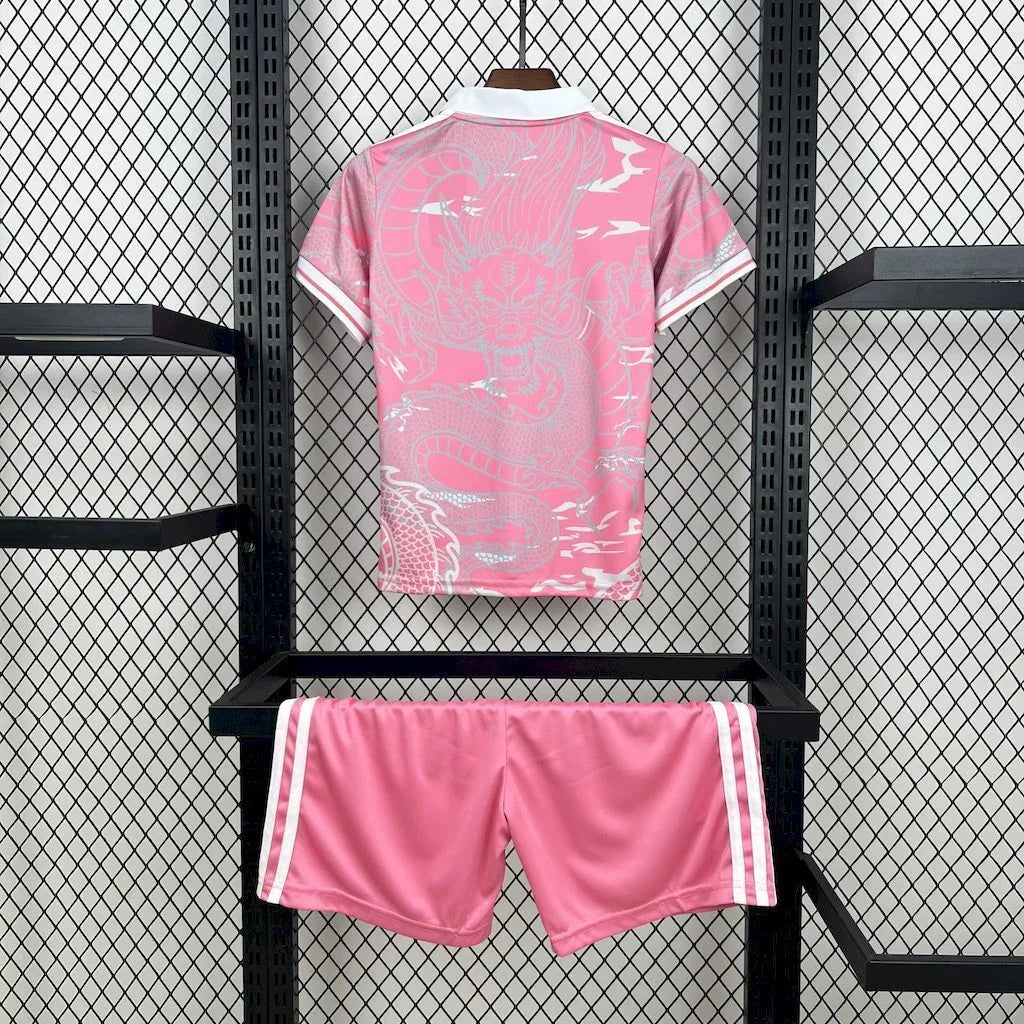 Kit enfant Real Madrid 2023-24 avec maillot, short et chaussettes, en couleurs officielles, porté par un modèle.