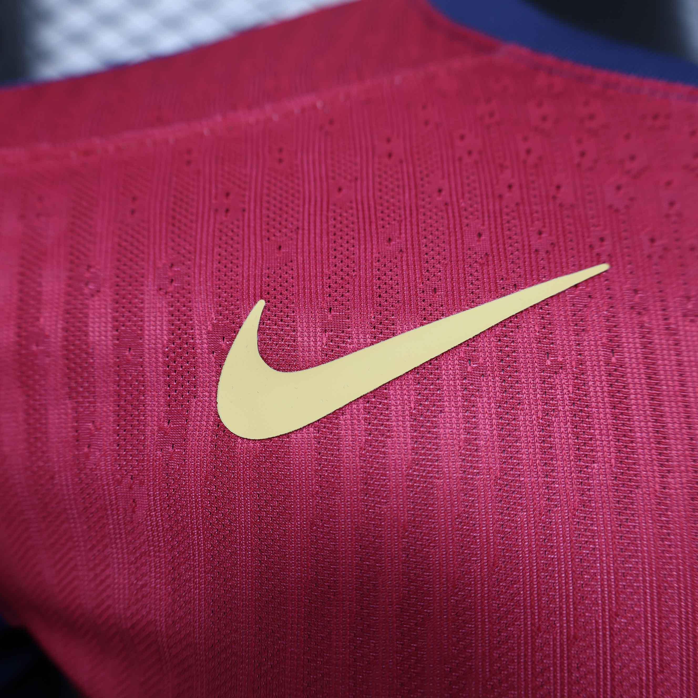 Maillot à manches longues Barcelone 24-25 de la marque Le 12 -ème Maillot, devant avec logo et détails bleus et rouge.