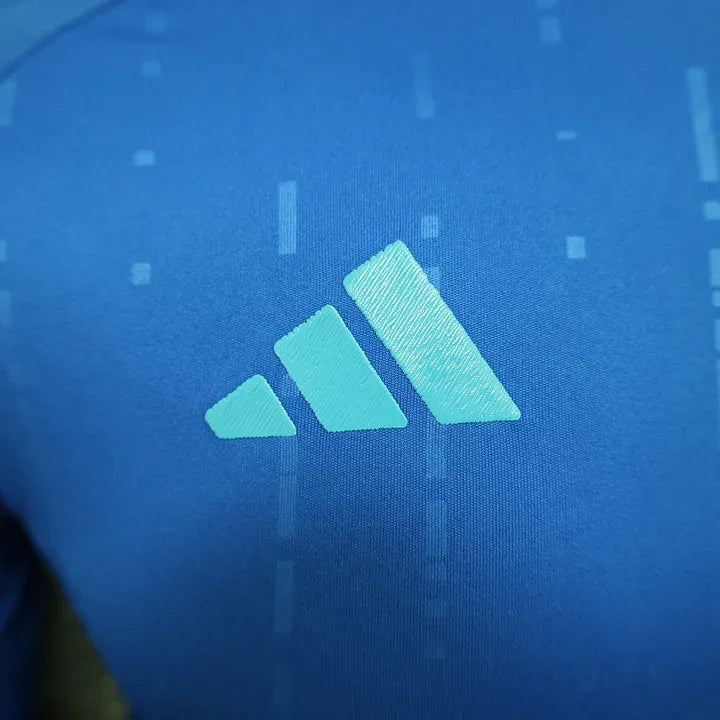 Maillot extérieur de l'Argentine 2024/25 Le 12, maillot de football avec design bleu et blanc, vue de face sur fond blanc.