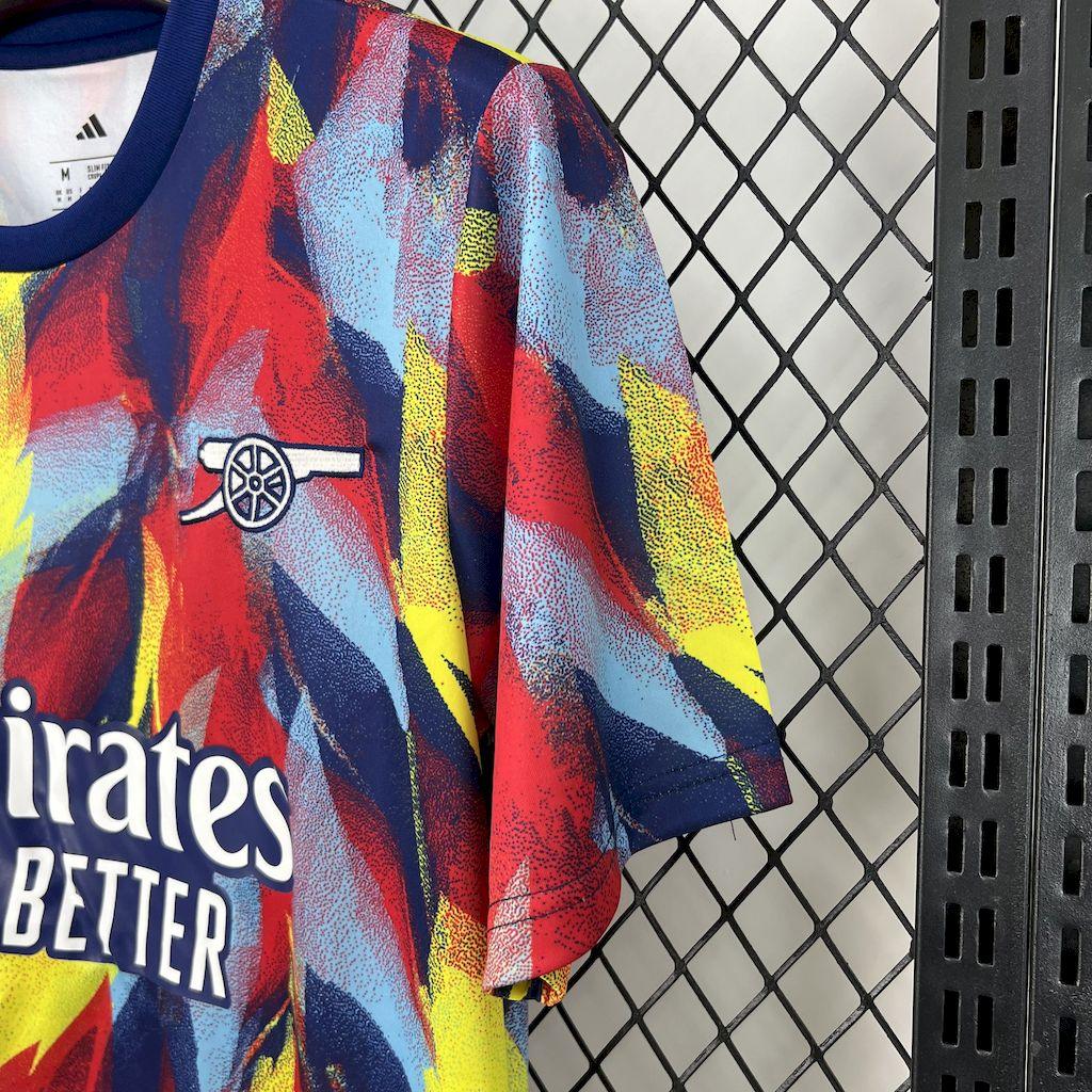 Maillot d'entraînement Arsenal 2025-26 Le 12 -ème Maillot, jersey de football avec logo et design moderne visible sur l'image.