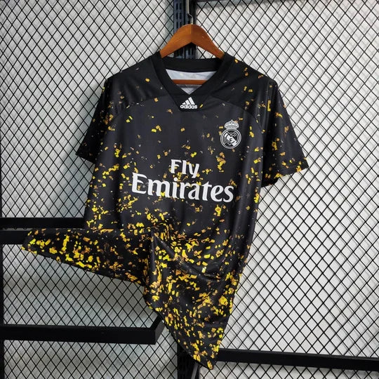 Maillot Real Madrid 2020 2021 Le 12 -ème Maillot, devant blanc avec logo et détails en bleu et or, vue de face