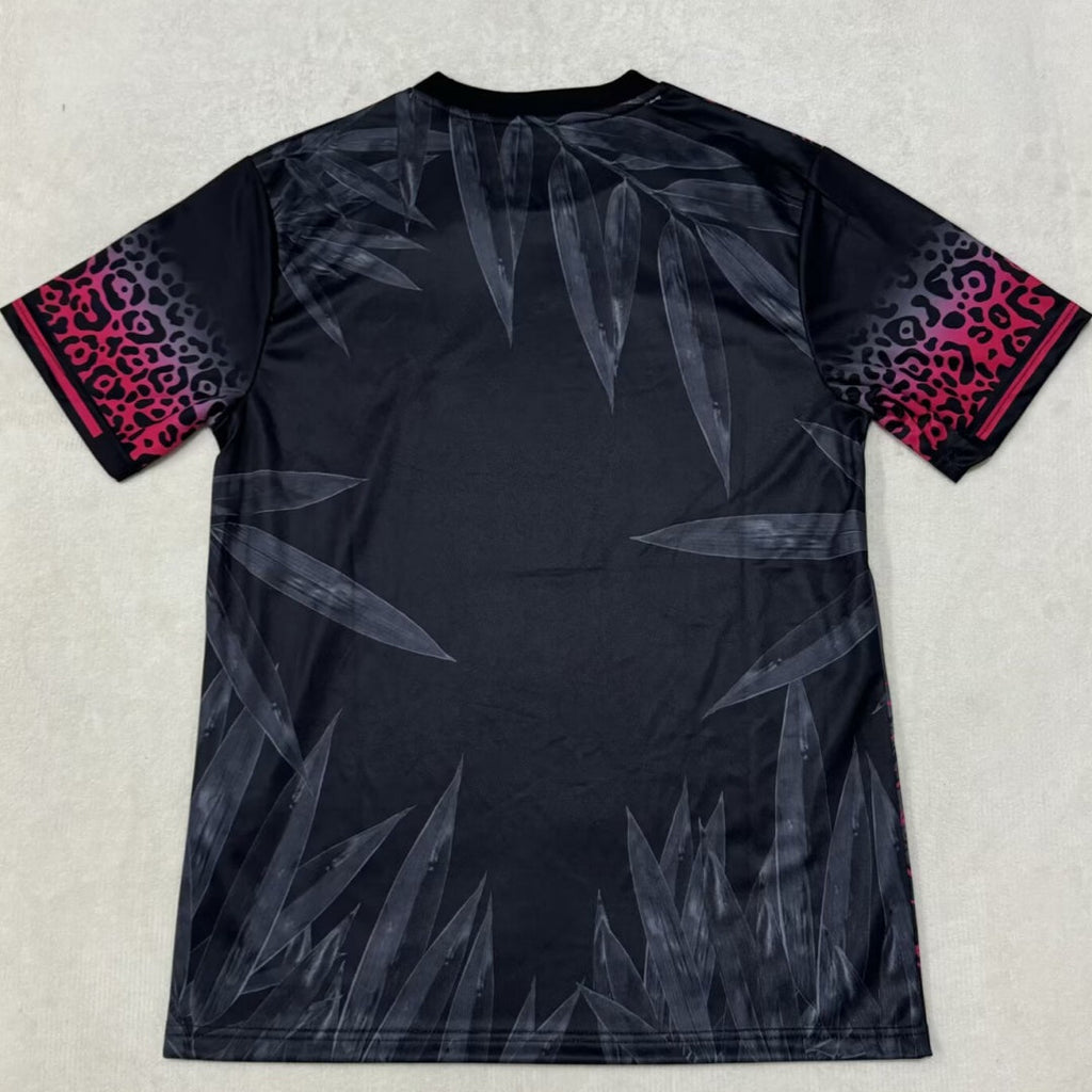 Maillot de football Brésil 25/26, version spéciale noir et rouge, par Le 12 -ème Maillot, vu de face avec design distinctif