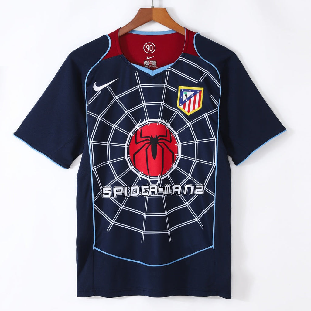 Maillot extérieur rétro de l'Atlético Madrid 2004-2005, marque Le 12 -ème Maillot, vue de face, détails du design blanc et rouge.
