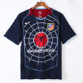Maillot extérieur rétro de l'Atlético Madrid 2004-2005, marque Le 12 -ème Maillot, vue de face, détails du design blanc et rouge.