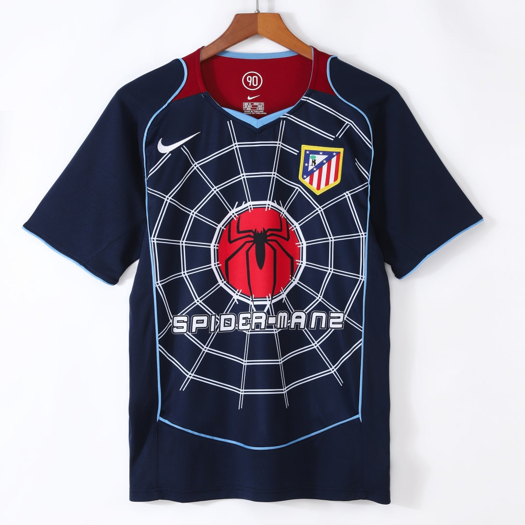 Maillot extérieur rétro de l'Atlético Madrid 2004-2005, marque Le 12 -ème Maillot, vue de face, détails du design blanc et rouge.