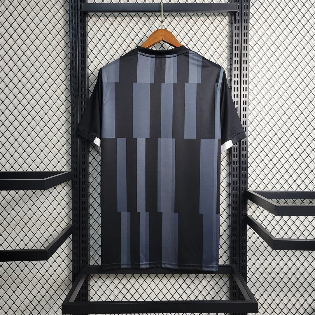 Maillot d'entraînement Newcastle 2023-24, marque Le 12 -ème Maillot, vue de face avec logo et détails du maillot.