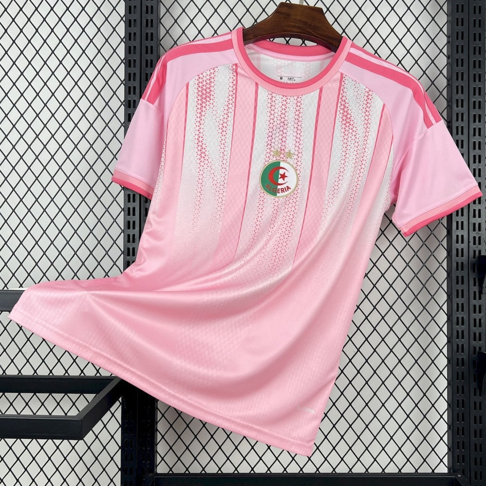Maillot de football Algérie 25/26 Rose Le 12 -ème Maillot, maillot officiel avec détails roses et logo de l'équipe.
