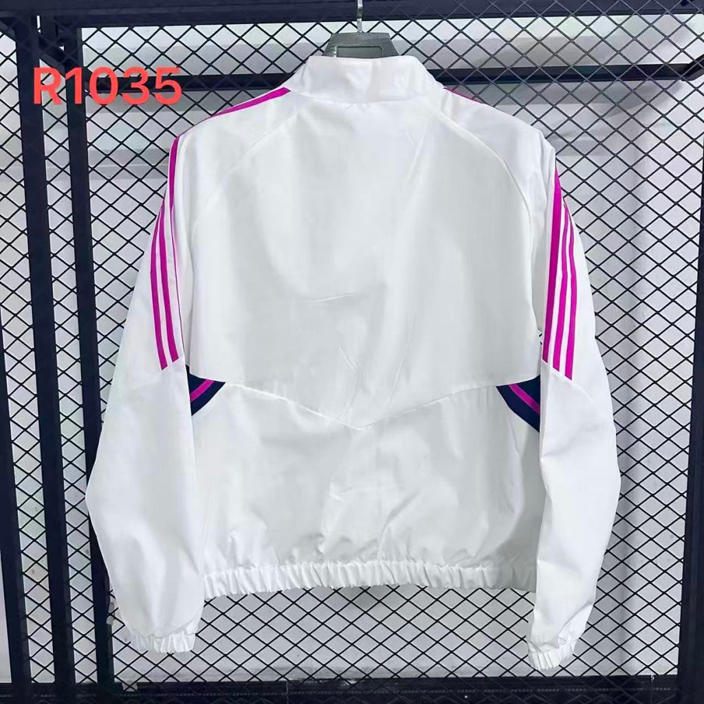 Veste coupe-vent réversible Arsenal Le 12 -ème Maillot, bleue et noire, avec logo de l'équipe, portée sur mannequin.