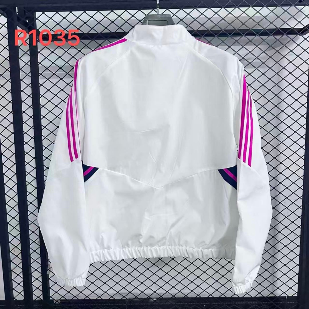 Veste coupe-vent réversible Arsenal Le 12 -ème Maillot, bleue et noire, avec logo de l'équipe, portée sur mannequin.