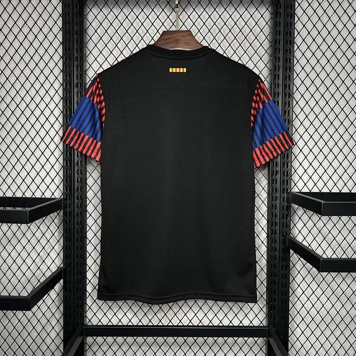 Maillot d'entraînement FC Barcelone 2024-2025 Le 12, maillot de football bleu avec logo du club et détails de sport.