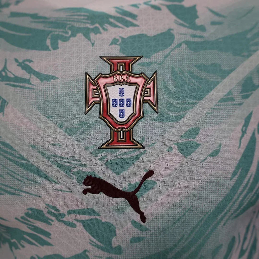 Maillot Portugal d'entraînement pour la Coupe du Monde 2026, marque Le 12 -ème Maillot, vue de face avec logo et détails du design.